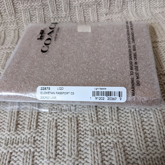 Coach Passport Case in Light Saddle - BNWT - Picture 12 of 14